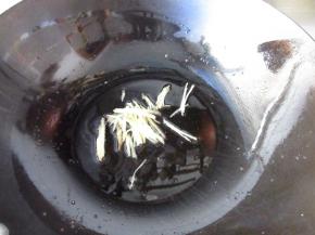 锅烧热后加适量油，炒香姜末