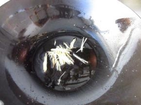 锅烧热后加适量油，炒香姜末