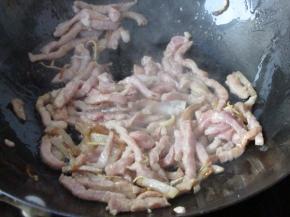 倒入肉丝煸炒至变色