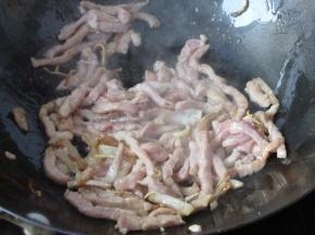 倒入肉丝煸炒至变色