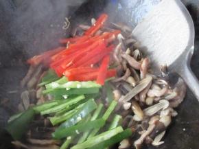 放入青红椒丝