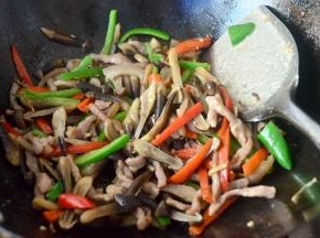 稍微翻炒至青红椒断生即可出锅