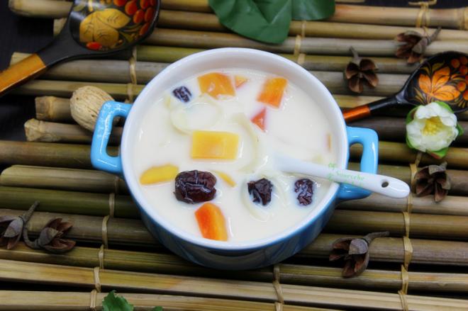 百合木瓜炖牛奶