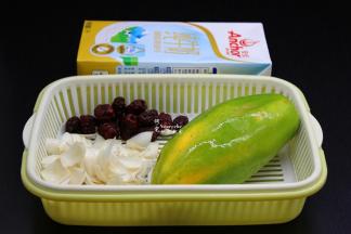 准备食材：百合、木瓜、红枣、牛奶、冰糖等；