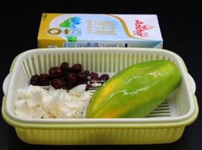 准备食材：百合、木瓜、红枣、牛奶、冰糖等；