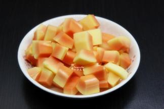 木瓜洗净去皮去籽，切块；