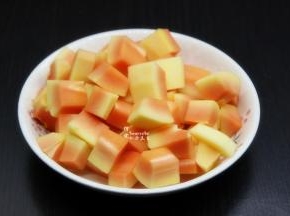 木瓜洗净去皮去籽，切块；