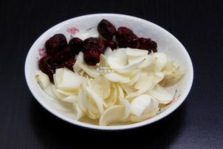 红枣洗净去核，百合洗净掰开一片一片；