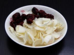 红枣洗净去核，百合洗净掰开一片一片；