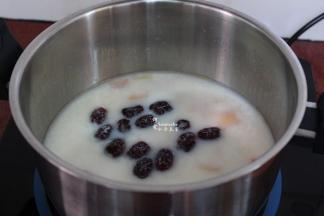锅子倒入牛奶、放入红枣、百合小火炖5分钟； PS：不能大火火，所以拍照的图都没有气泡上来。