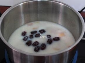 锅子倒入牛奶、放入红枣、百合小火炖5分钟； PS：不能大火火，所以拍照的图都没有气泡上来。