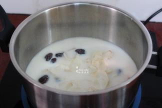 放入百合再炖3分钟；