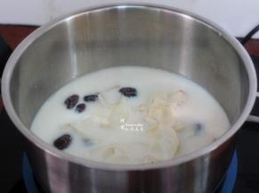 放入百合再炖3分钟；