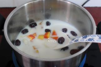 放冰糖炖分钟，拌均即可；