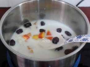 放冰糖炖分钟，拌均即可；