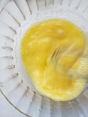 ①碗中打入鸡蛋。