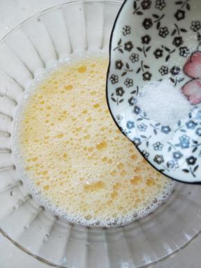 ③调入盐，边放边搅拌