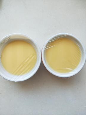 ⑤盖上保鲜膜。（防止蒸汽水珠滴入蛋液中。要把保鲜膜扎几个小洞