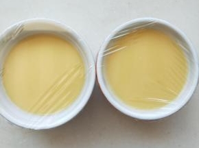 ⑤盖上保鲜膜。（防止蒸汽水珠滴入蛋液中。要把保鲜膜扎几个小洞