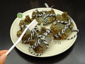 大闸蟹用一次性牙刷刷洗干净，拆脚，切块；