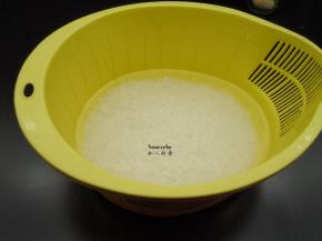 大米，洗净，清水浸泡30分钟，捞出沥干水；