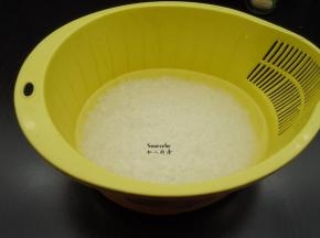 大米，洗净，清水浸泡30分钟，捞出沥干水；