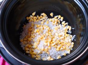 大米、玉米粒，放油、盐拌均，放入锅中；