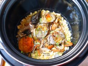 把炒的大闸蟹也放入锅中，加适量的水，盖上盖子焖熟；PS：把紫苏包也放入焖