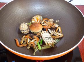 热锅，倒油，把切好的大闸蟹、紫苏、蟹醋、生姜、生抽、盐、葱白，放入锅中爆炒六成熟，