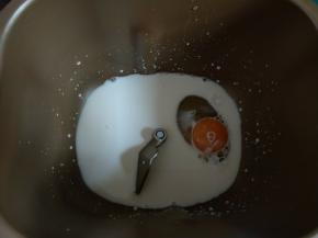 面包机内先放入鸡蛋和牛奶。