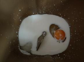 对角放盐和糖。