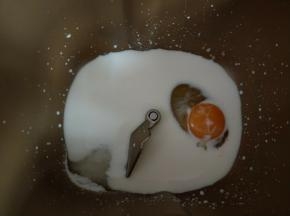 对角放盐和糖。