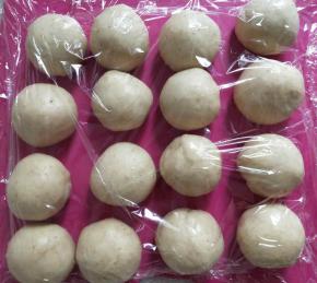 将面团取出分成16份，揉圆后盖上保鲜膜。