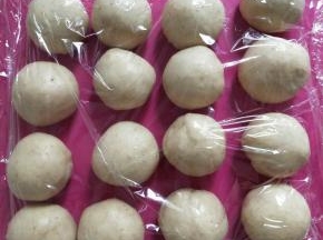 将面团取出分成16份，揉圆后盖上保鲜膜。