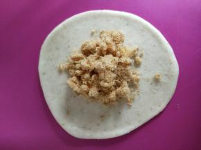 包入适量肉松，像包包子一样包起来，收口朝下。