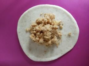 包入适量肉松，像包包子一样包起来，收口朝下。