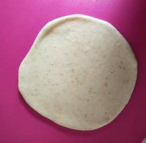 取一块面团用擀面杖擀开擀圆。