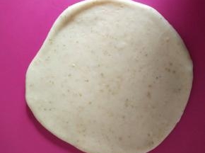 取一块面团用擀面杖擀开擀圆。