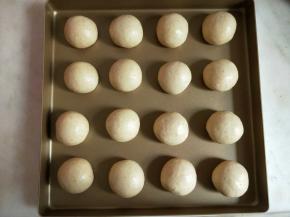 放入烤箱发酵50分钟左右，发至2倍大，旁边放一碗热水。