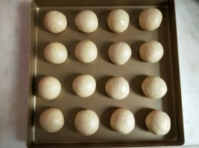 放入烤箱发酵50分钟左右，发至2倍大，旁边放一碗热水。