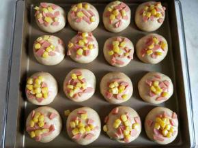 撒上火腿肠粒和玉米粒。