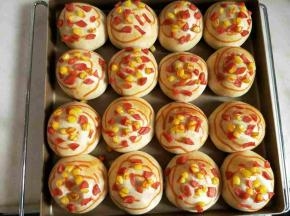 预热烤箱170度，表面挤少许番茄酱，170度中层烤20分钟。