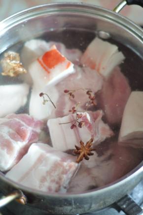 五花肉切成大块，冷水下锅，放入花椒和八角，煮至水开捞出。