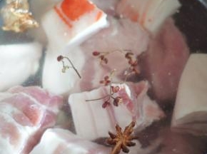 五花肉切成大块，冷水下锅，放入花椒和八角，煮至水开捞出。