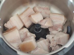 放入五花肉。