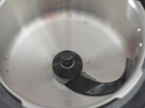 将内胆放入，放入搅拌叶。