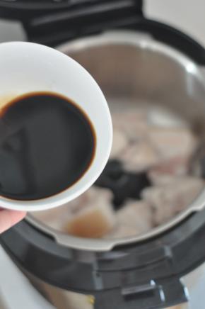 将料酒、蜂蜜、冰糖、老抽、酱油混合，倒入内胆中。