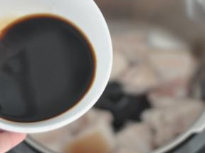 将料酒、蜂蜜、冰糖、老抽、酱油混合，倒入内胆中。