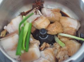 放入葱、姜、八角。