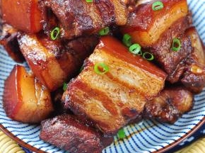 出锅后撒小葱。